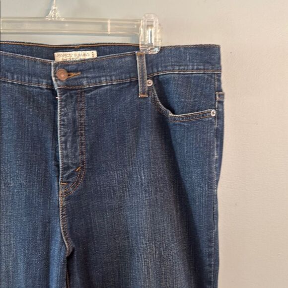 Levi’s women’s 18 short Perfectly Slimming Boot Cut 512 Jeans - Picture 4 of 12